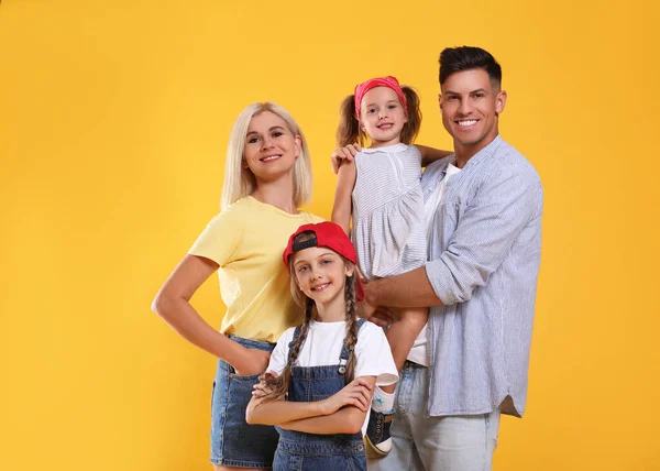 Retrato Família Feliz Fundo Amarelo — Fotografia de Stock