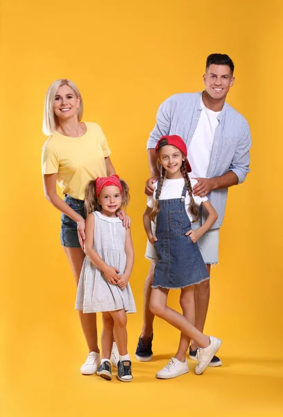 Retrato Família Feliz Fundo Amarelo — Fotografia de Stock