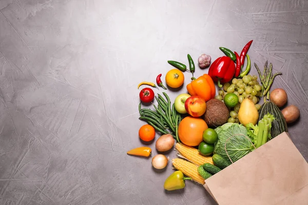 各种新鲜的有机水果和蔬菜放在灰色的桌子上 案文的篇幅 — 图库照片