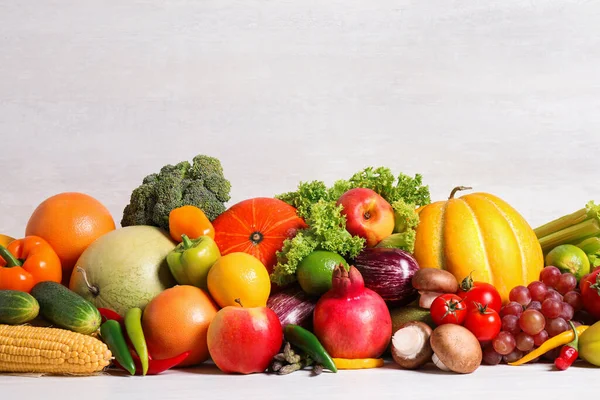 Surtido Frutas Verduras Orgánicas Frescas Mesa Ligera Espacio Para Texto — Foto de Stock