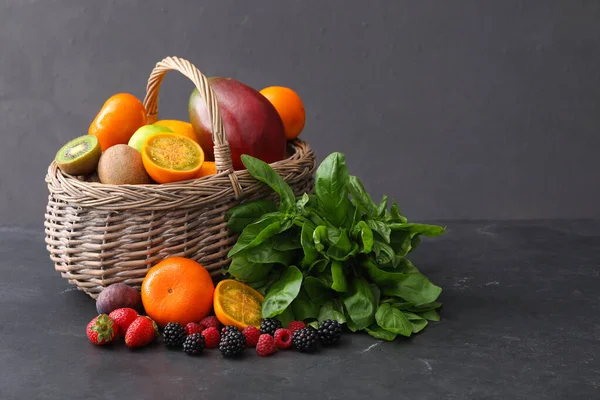 Sortiment Frischen Exotischen Früchten Und Beeren Auf Grauem Tisch Raum — Stockfoto