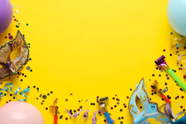 Όμορφες Μάσκες Καρναβάλι Και Διακόσμηση Κόμμα Κίτρινο Φόντο Επίπεδη Θέσει — Φωτογραφία Αρχείου