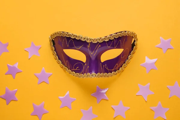 Schöne Lila Karnevalsmaske Und Konfetti Auf Orangefarbenem Hintergrund Draufsicht — Stockfoto