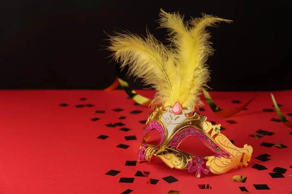 Όμορφη Χρυσή Μάσκα Καρναβαλιού Και Λαμπερά Κομφετί Στο Κόκκινο Τραπέζι — Φωτογραφία Αρχείου