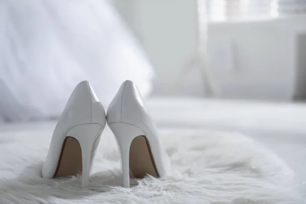 Sapatos Casamento Brancos Tapete Peludo Quarto Vista Traseira Espaço Para — Fotografia de Stock