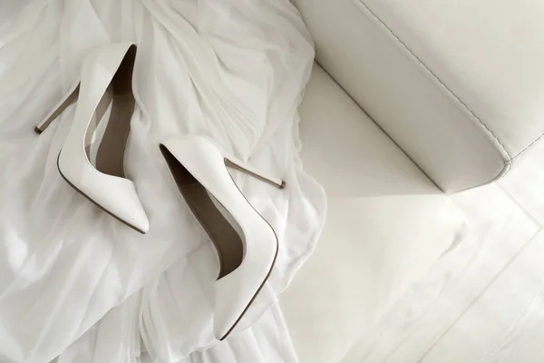 Fehér Esküvői Cipő Kanapén Felülnézetből — Stock Fotó