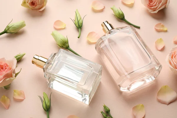 Samenstelling Met Verschillende Parfumflesjes Verse Bloemen Beige Achtergrond — Stockfoto