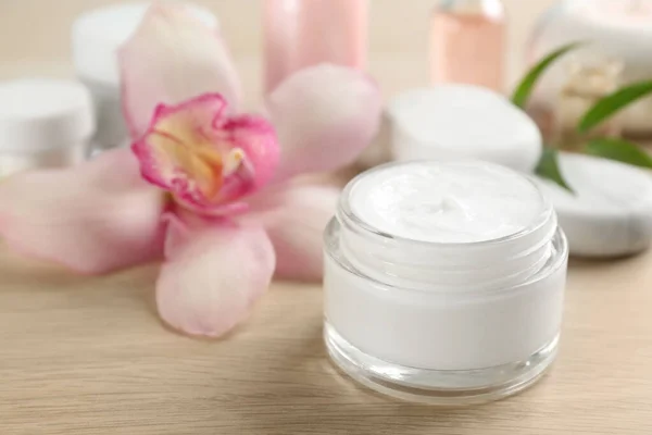 Hermosa Composición Spa Con Producto Cosmético Flor Mesa Primer Plano —  Fotos de Stock