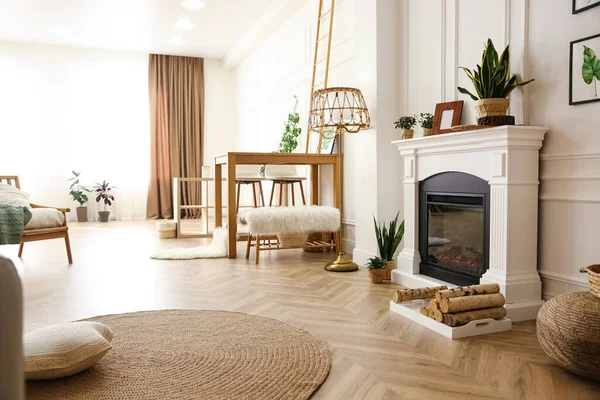 Eleganter Künstlicher Kamin Und Holztisch Zimmer Innenarchitektur — Stockfoto