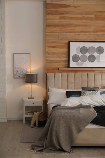 快適なベッドに枕と柔らかい毛布が部屋にあります スタイリッシュなインテリアデザイン — ストック写真