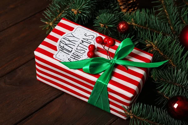 圣诞作文 木制桌子上有礼品盒和节日装饰 — 图库照片