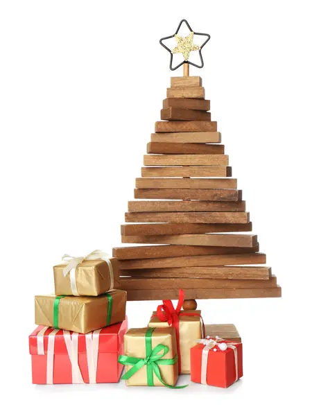 Dekorativer Weihnachtsbaum Aus Holz Mit Geschenkschachteln Auf Weißem Hintergrund — Stockfoto