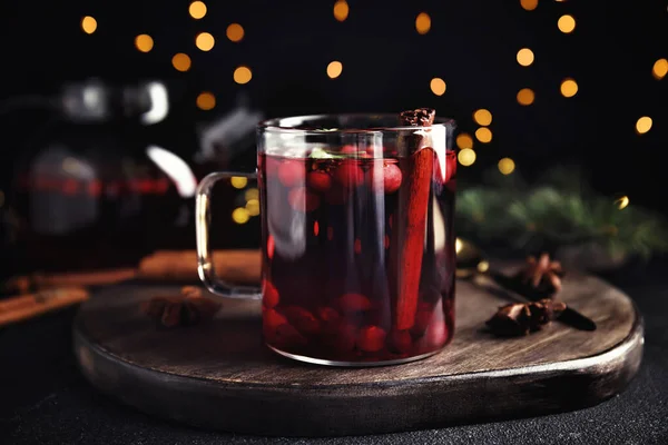 Chá Cranberry Quente Saboroso Com Canela Mesa Preta Close — Fotografia de Stock