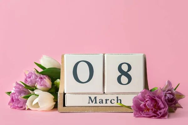 Holzblock Kalender Mit Datum März Und Tulpen Auf Rosa Hintergrund — Stockfoto