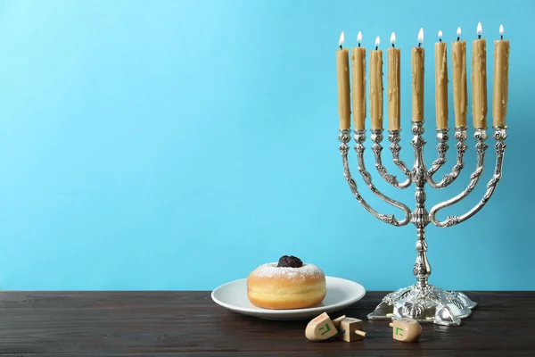 银质薄荷花 装饰与何 Gimel字母和Sufganiyah在木制桌子上 文字空间 Hanukkah符号 — 图库照片