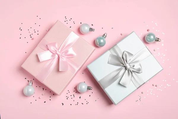 Gyönyörű Ajándékdobozok Karácsonyi Labdák Konfetti Rózsaszín Háttér Lapos Laikus — Stock Fotó