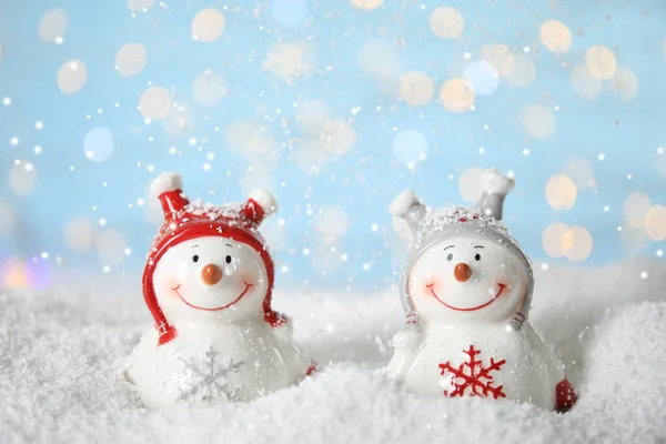 Pupazzi Neve Decorativi Neve Artificiale Contro Luci Festive Sfocate — Foto Stock