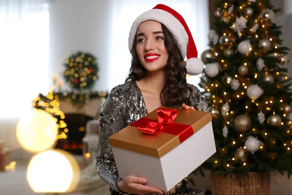 Молодая Женщина Шляпе Санты Рождественским Подарком Дома — стоковое фото