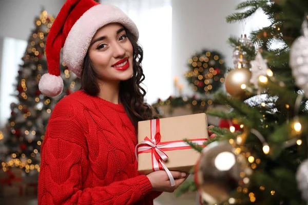 Belle Femme Dans Chapeau Père Noël Avec Boîte Cadeau Près — Photo