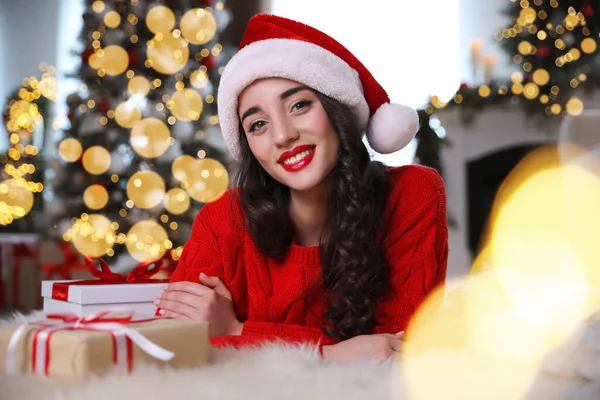 Женщина Шляпе Санта Клауса Рождественскими Подарками Полу Дома — стоковое фото
