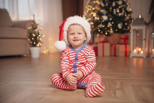 Leuke Baby Kerst Pyjama Santa Hoed Binnen — Stockfoto