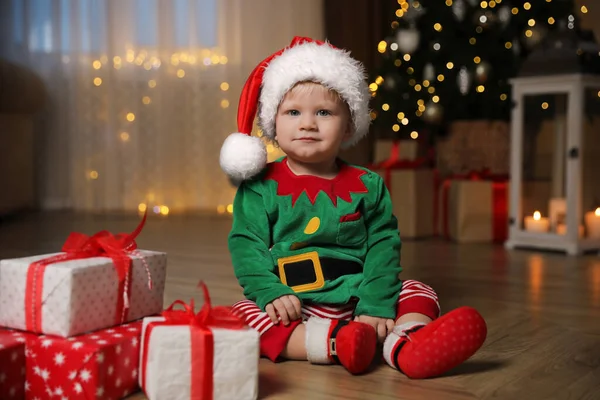 Baby Schattige Kerst Outfit Met Geschenken Thuis — Stockfoto