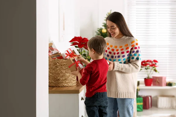 Madre Hijo Con Regalos Navidad Casa Calendario Adviento Cesta —  Fotos de Stock