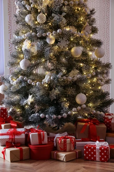 Pilha Caixas Presente Perto Bela Árvore Natal Dentro Casa — Fotografia de Stock