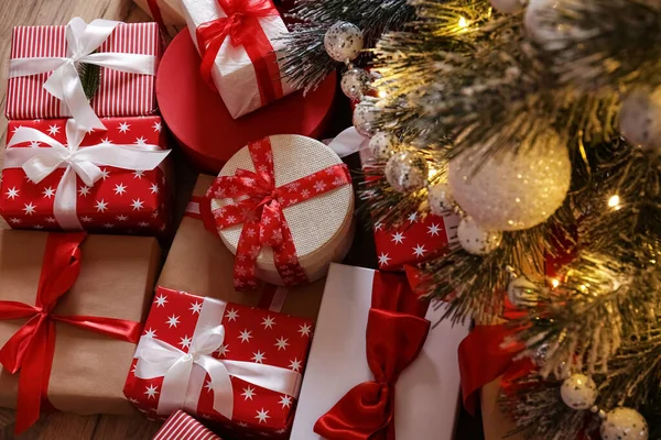 Hromada Dárkových Krabic Blízkosti Krásného Vánočního Stromečku Uvnitř Nad Výhledem — Stock fotografie