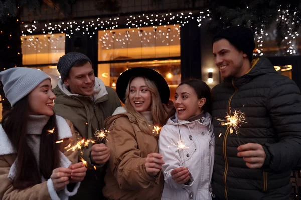 Group Happy Friends Sparklers Winter Fair — Stock Photo, Image