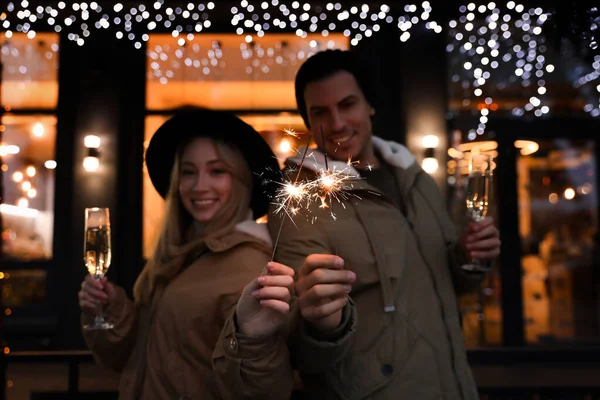 Щаслива Пара Блискітками Келихами Шампанського Зимовому Ярмарку — стокове фото
