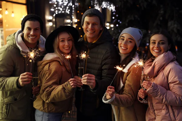 Ομάδα Χαρούμενων Φίλων Sparklers Και Σαμπάνια Στη Χειμερινή Έκθεση — Φωτογραφία Αρχείου