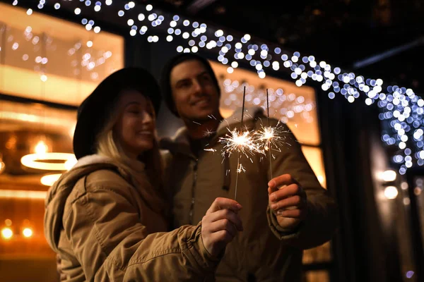 Happy Couple Sparklers Winter Fair — Stock Photo, Image