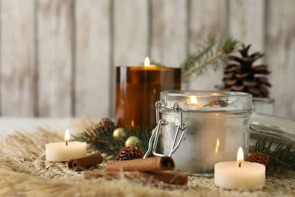 Velas Coníferas Aromáticas Ardientes Decoración Navidad Mesa Espacio Para Texto — Foto de Stock