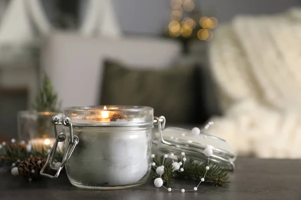 Vela Conífera Perfumada Ardente Decoração Natal Mesa Cinza Dentro Casa — Fotografia de Stock