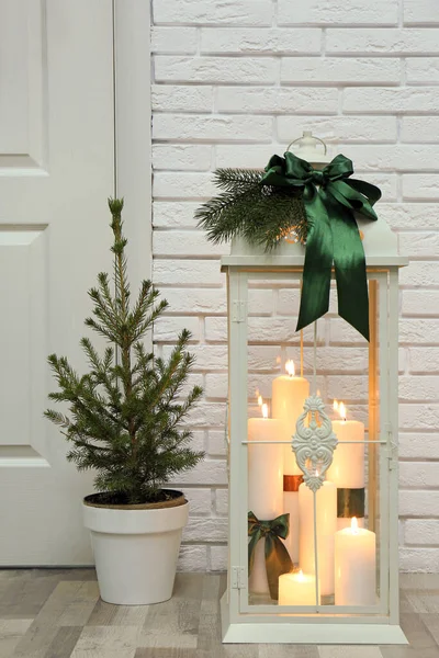 屋内入口近くの美しいクリスマスランタンと鉢植えのモミの木 — ストック写真