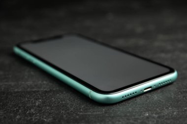 MYKOLAIV, UKRAINE - 9 Temmuz 2020: Siyah arkaplanda boş ekranlı yeni modern Iphone 11, yakın plan