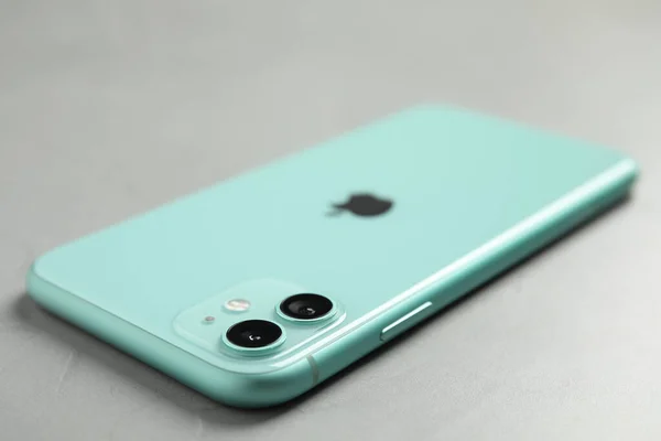 Mykolaiv Ukraine กรกฎาคม 2020 New Modern Iphone Green บนโต เทา — ภาพถ่ายสต็อก