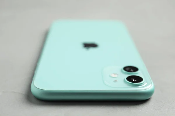 Mykolaiv Ukraine กรกฎาคม 2020 New Modern Iphone Green บนโต เทา — ภาพถ่ายสต็อก