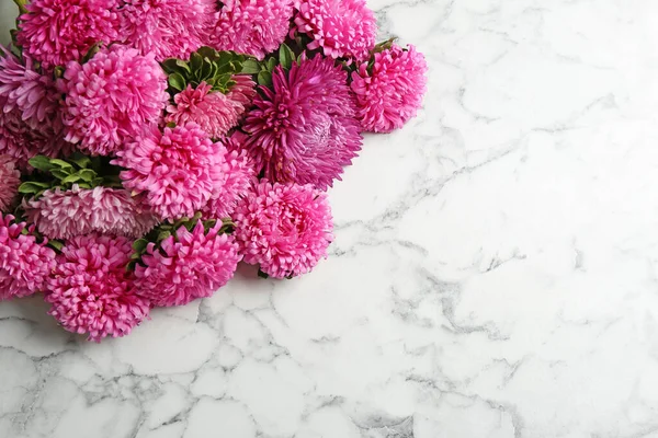 Prachtige Asters Ruimte Voor Tekst Witte Marmeren Achtergrond Herfstbloemen — Stockfoto