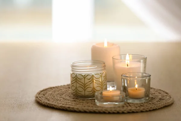 Schöne Brennende Kerzen Auf Dem Tisch Hause Raum Für Text — Stockfoto
