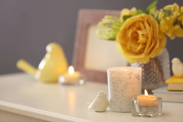 Beautiful Burning Candles Decor Flowers Table Home — Stock Photo, Image