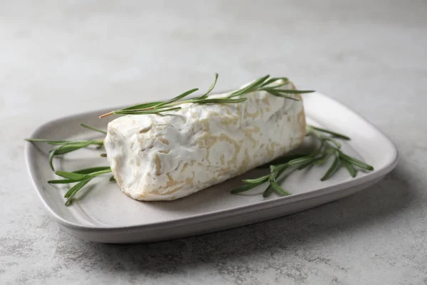 Delicioso Queijo Cabra Fresco Com Alecrim Sobre Mesa Cinza Claro — Fotografia de Stock