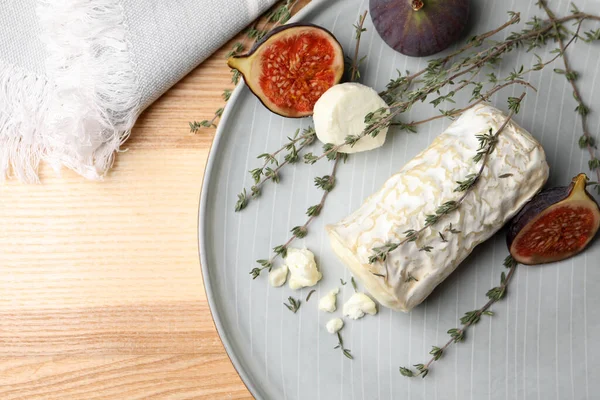 Delicioso Queso Cabra Con Higos Tomillo Sobre Mesa Madera Aplanado — Foto de Stock