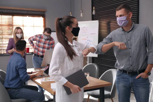 Compañeros Trabajo Con Máscaras Protectoras Haciendo Que Codo Golpee Oficina — Foto de Stock