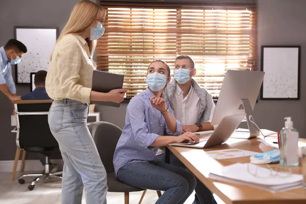 Colegas Com Máscaras Cargo Medida Protecção Durante Pandemia Covid — Fotografia de Stock