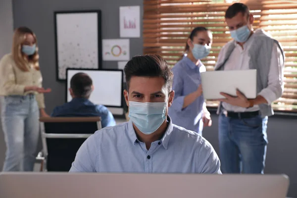 Trabajador Con Máscara Oficina Medida Protección Durante Pandemia Covid — Foto de Stock