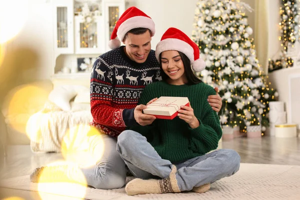 Happy Couple Christmas Gift Box Home — Stock Photo, Image