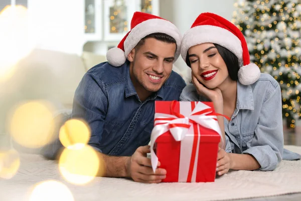 Happy Couple Christmas Gift Box Home — Stock Photo, Image