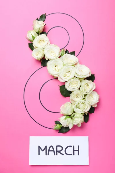 3月8日ピンクの背景に白いバラとグリーティングカードのデザインは フラットレイアウト 国際女性デー — ストック写真